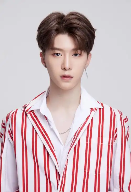 盐系男子!范丞丞新春写真一改高冷卖萌比心