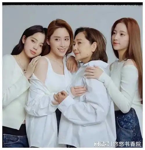 欧阳娜娜家人同框清纯迷人白色针织衫纯美一瞬