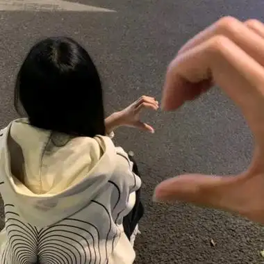 情侣比心手势情侣头像图片大全