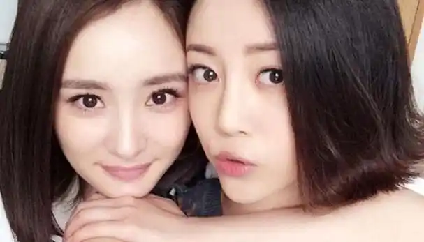 李溪芮解约后首次跟杨幂同框,腿精果然当之无愧,杨幂都稍逊一筹