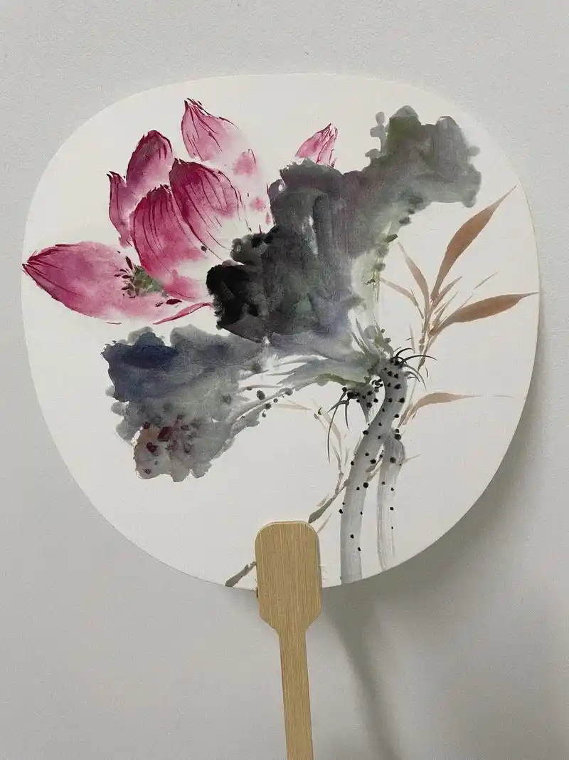 写意荷花团扇一把#国画 #作品分享 #画扇面 #荷花 - 抖音