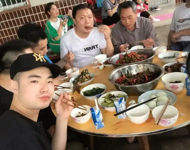 吃货的世界,吃饭也不忘自拍一下.