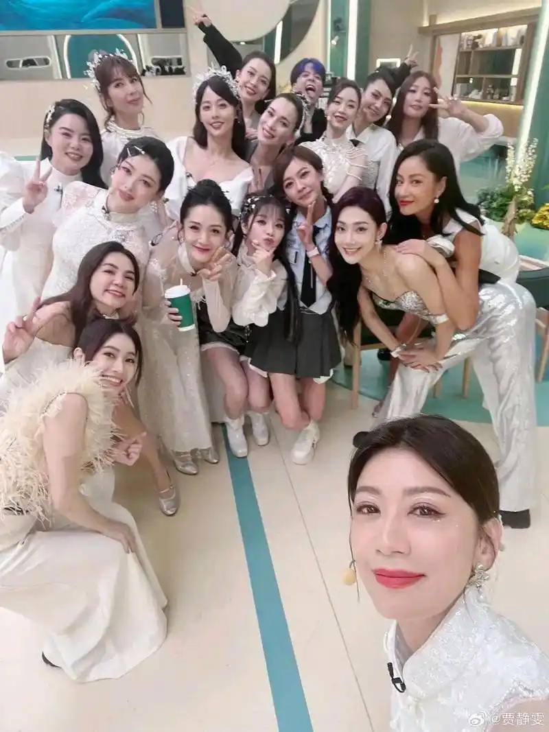 贾静雯晒的这群女明星的合影照片中,我居然觉得谢娜最美!