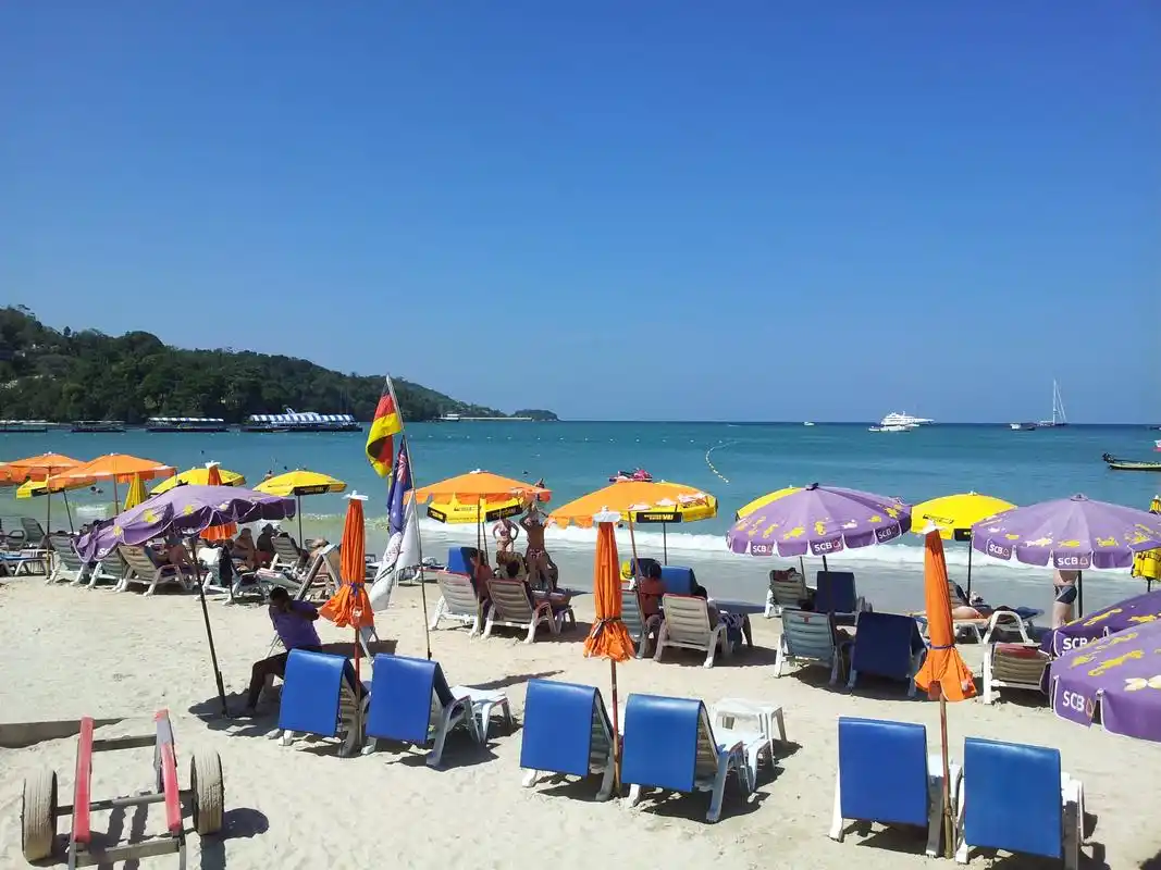 芭东海滩有着漂亮的灰白色粉状沙滩和强烈的海浪,值得一游!