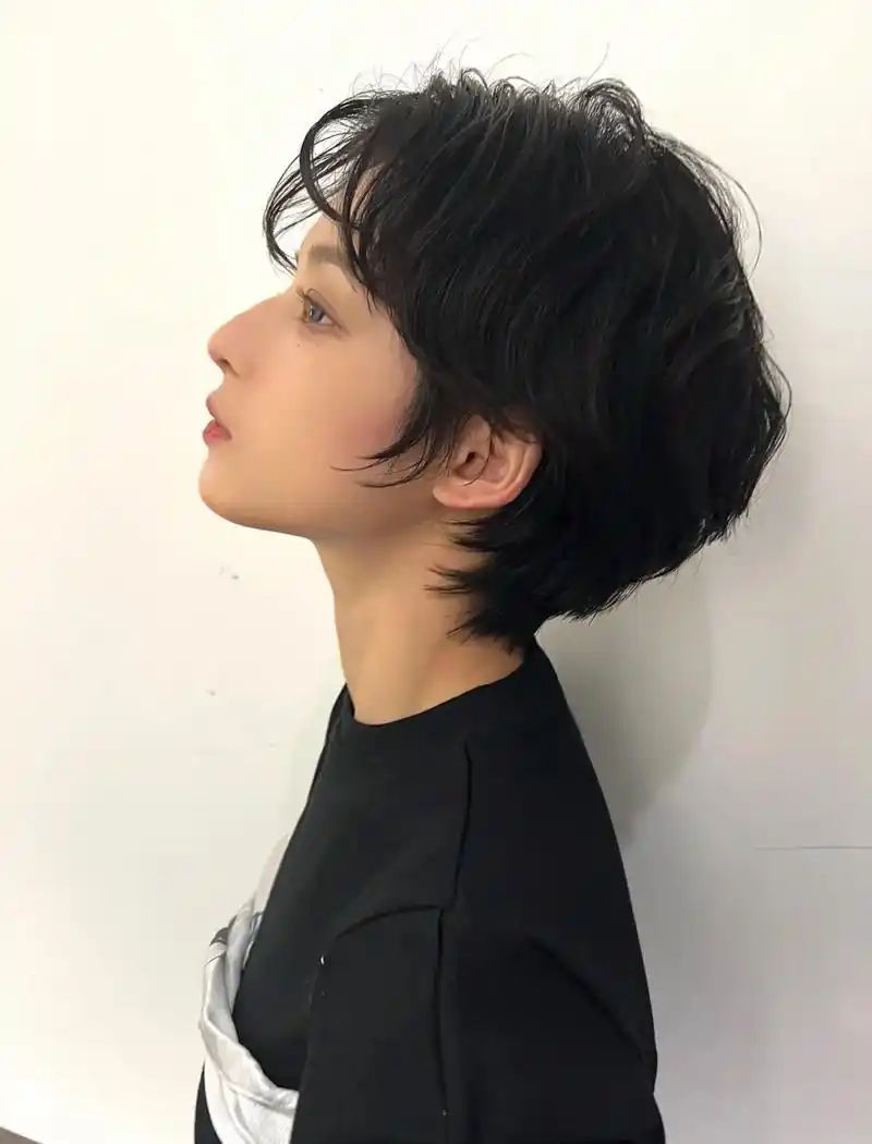 今天为大家推荐一款短发 这是一款比较中性的女生短发 - 抖音