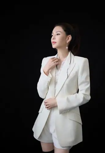简介:李若彤白色西装酷飒写真图片,分享一组李若彤图片给大家,图中的