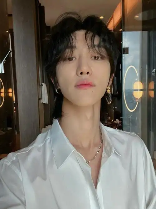 徐明浩低头自拍#徐明浩口罩白t低头自拍清爽帅气少年感满满!