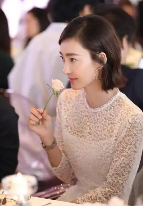 王丽坤一袭白色蕾丝连衣裙出席活动齐肩短发气质优雅像名媛