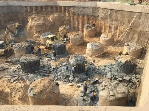 二环路上跨津山铁路立交桥斜拉桥9号墩凿桩头施工.