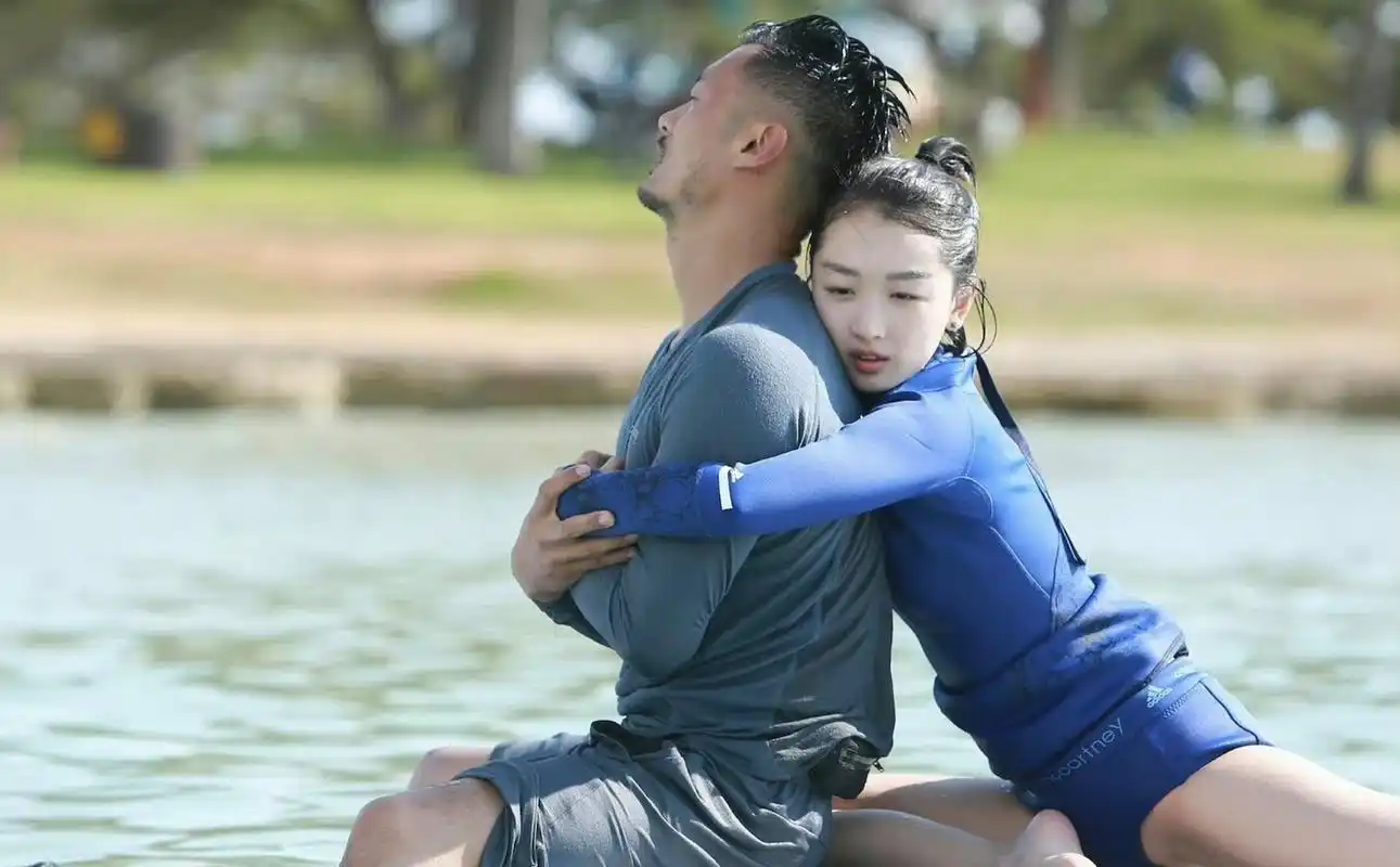 谁还记得周冬雨和余文乐的水上瑜伽,千万别放大看[三哈]