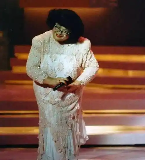 沈殿霞年轻时候也很漂亮,一生只爱一人,捧红渣男却含恨而终_腾讯新闻