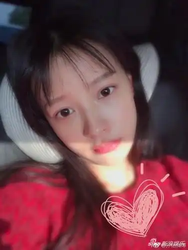 孙怡发文晒自拍空气刘海儿萌似高中生