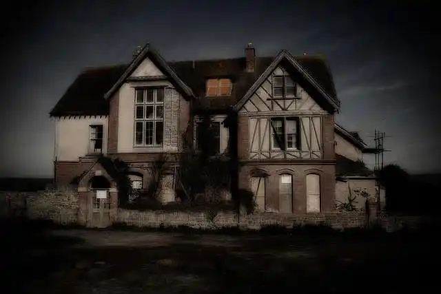 一座令人毛骨悚然的被遗弃和闹鬼的房子高清图片下载-包图网