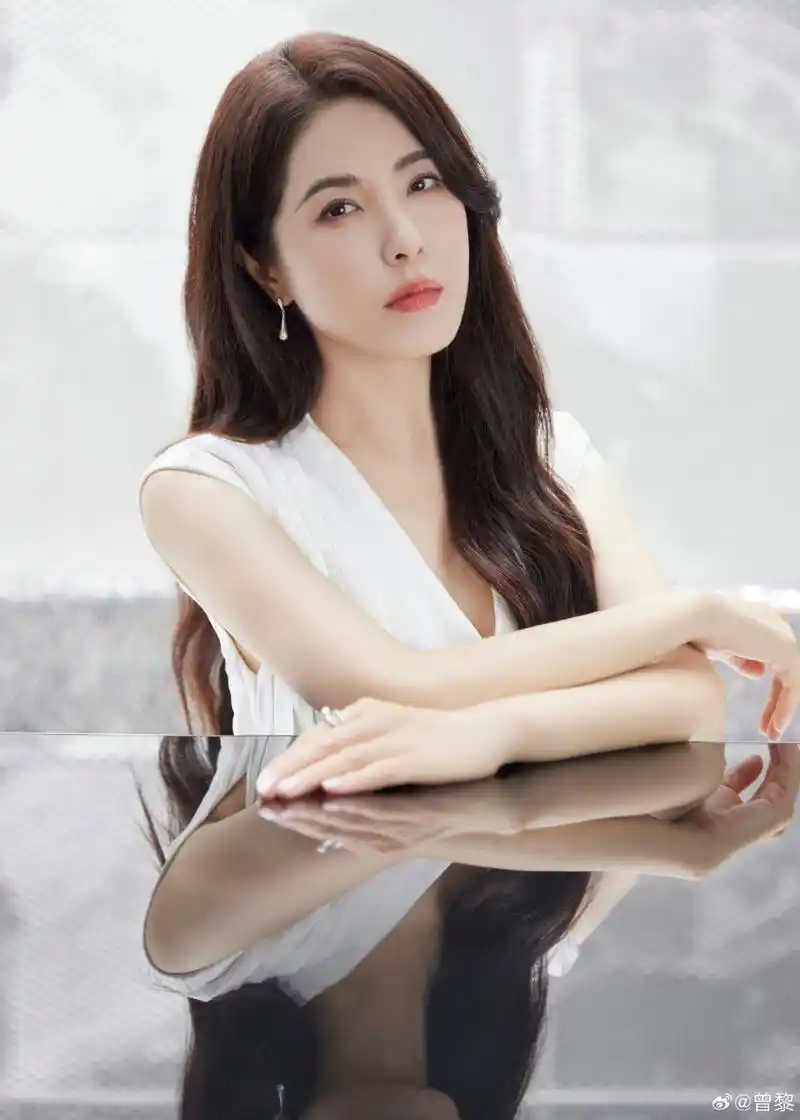 曾黎的气质真是万里挑一,她本身是属于皮肤白皙的类型,穿无袖连夜裙
