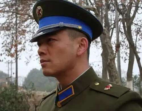 男星穿上军装的照片,谁更有军人气质?王宝强笑的迷人