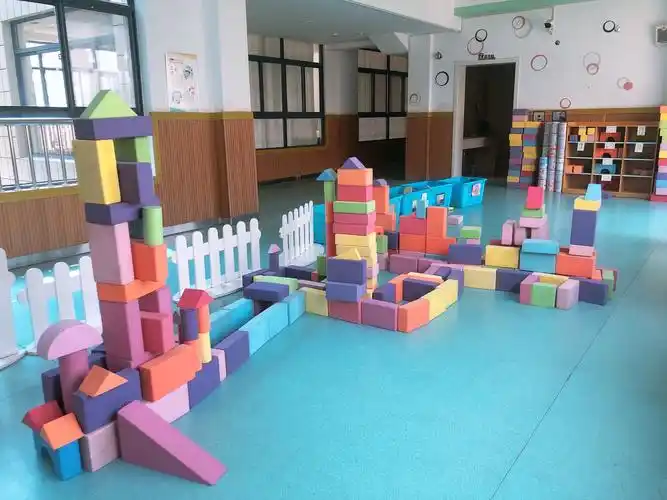 小四班 "快乐的六一" 建构区 《美丽的城堡》观察记录— 张灵皙