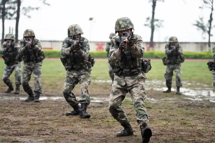 笔者了解到,战略支援某部新兵团在雨中接受检阅,虽然是意外因素,但也