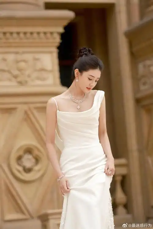 梁洁白色礼服裙,浪漫甜美