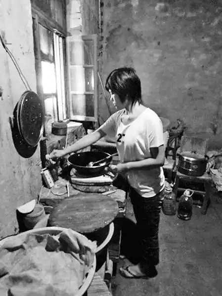 我的大学梦毁了》的帖子,在网上引起众多网友关注,发帖者自称叫李盟盟