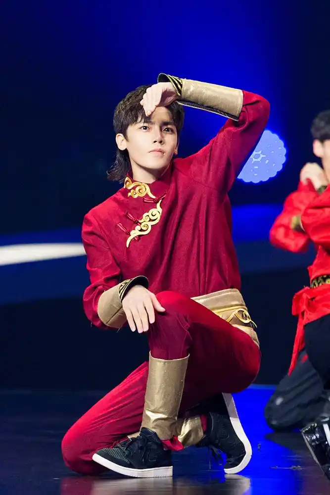 《新舞林大会》昨晚总决赛,演员侯明昊每一次的舞台他都拿出十分的