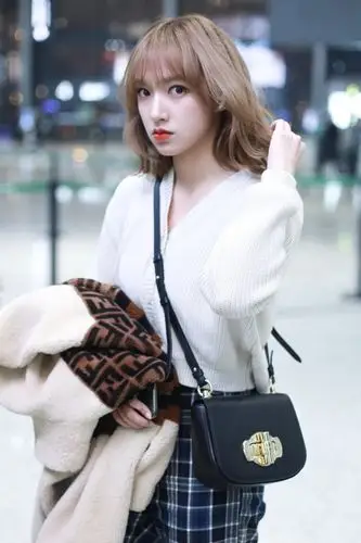 这发型真的可!程潇穿毛衣温柔甜美, 栗色短卷发 漫画脸美成芭比