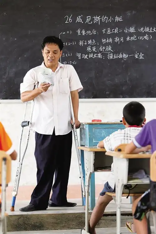 "双拐教师"曾维奋正在上课.本报记者 宋国强 通讯员 王家专 摄