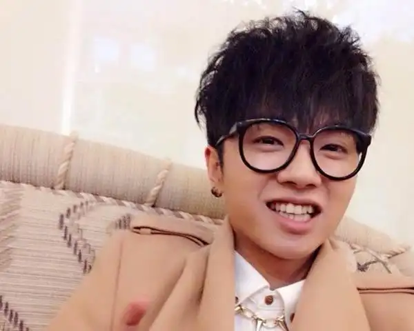 圆形刘海尽显年轻风范  以前的华晨宇都是超萌的男生发型,柔顺的短发