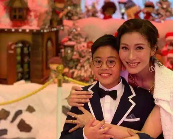 原创最美港姐李嘉欣晒儿子近照圆镜框大板牙太土被嘲脸没遗传到妈