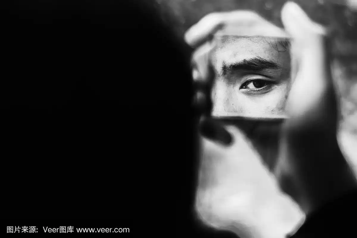 悲伤和沮丧的男孩看着镜子,心不在焉,儿童虐待的白色基调