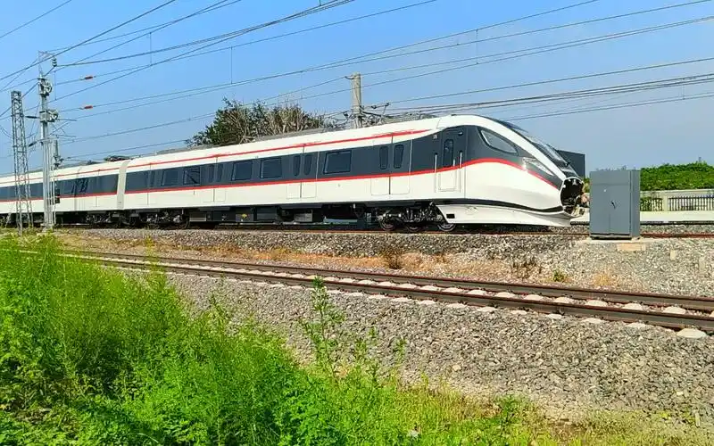 北京地铁22号线列车环铁跑圈结束返回基地