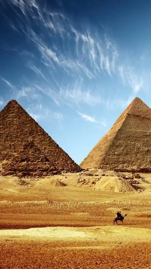 埃及金字塔金黄色的沙和蓝天 iphone 壁纸