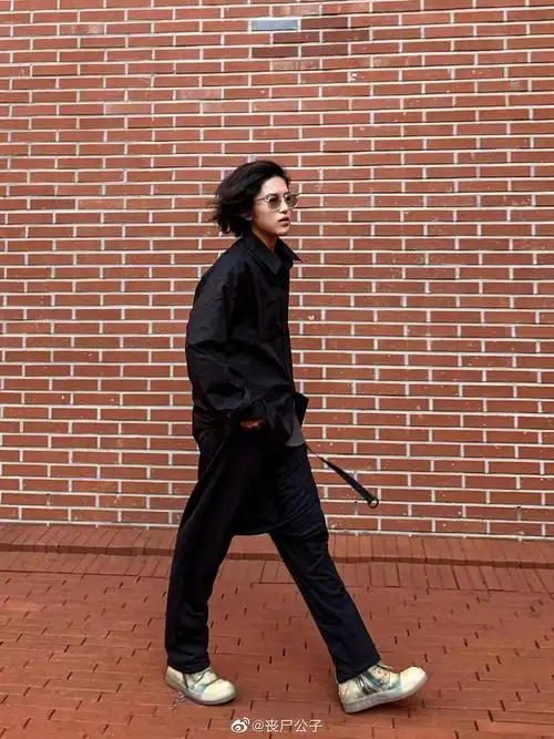 帅t长发娘t有人知道丧尸公子吗