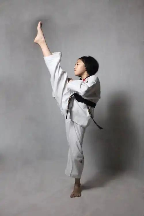 双重身份:她是跆拳道馆的踢腿少女,也是钢琴房里的翩翩公主