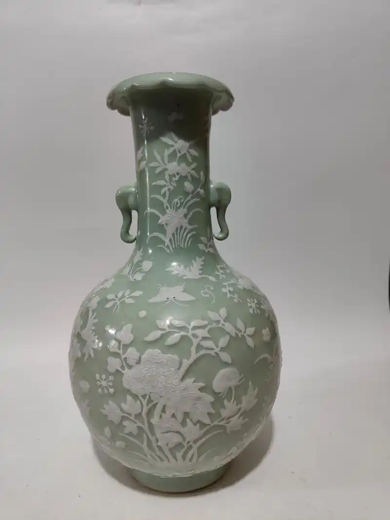 清中期豆青釉堆白刻花花卉双耳瓶