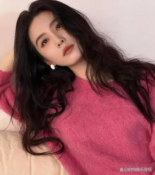 大家有没有看到最近刘诗诗穿着一件粉色毛衣,披着卷发,闭上眼睛甜笑的