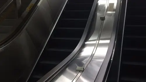 其实,这些都是防滑装置,为了防止顽皮的小朋友(还有其它物品)从电梯