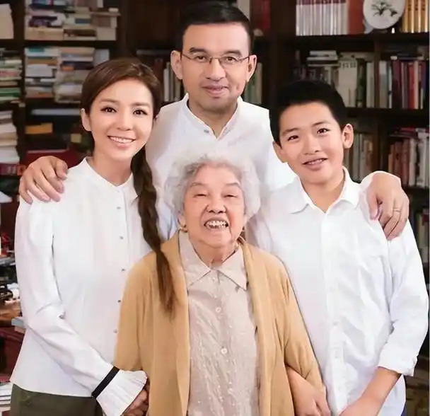 丧母后朱迅近况惹人忧!脸僵凹陷笑起来费力,眉毛稀疏撞脸蔡明