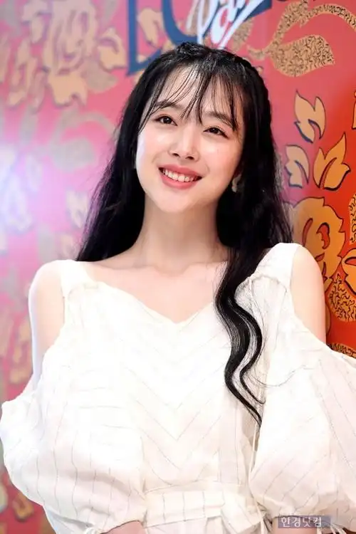 组图:雪莉活动生图曝光颜值能打 白裙飘飘仙气十足