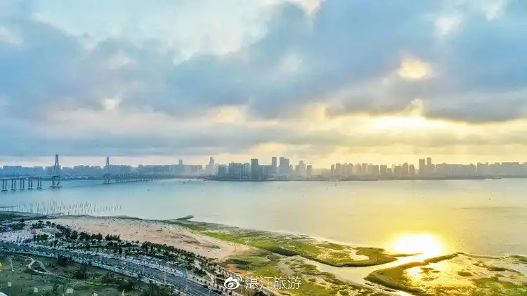 空中鸟瞰湛江人的新年航拍奥体中心夜景