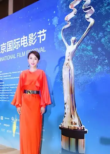 颜丹晨现身电影节,一袭红衣的她很有女神范,她真不愧为最美嫦娥