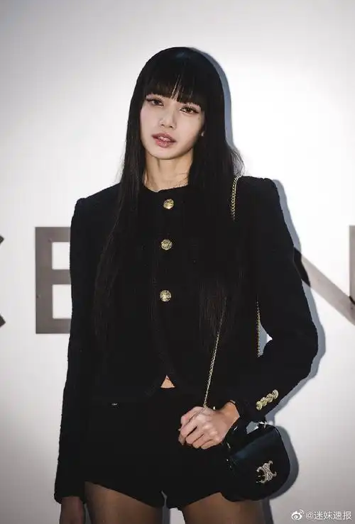 黑头发好有气质啊,果然lisa还是最适合这样的发型