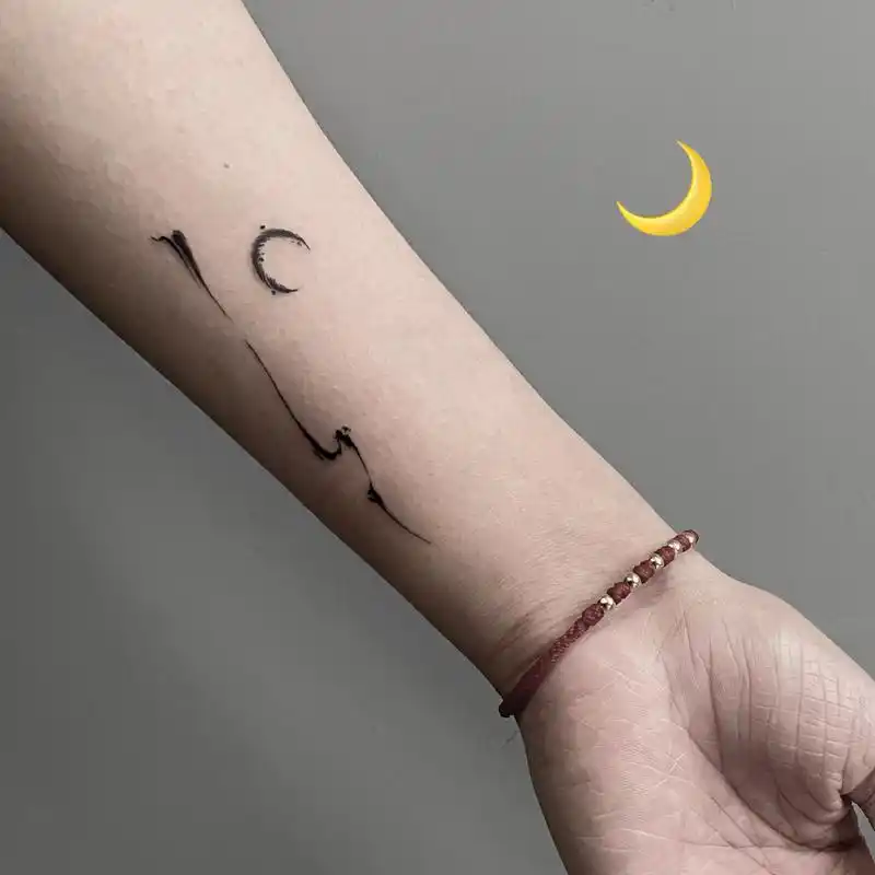 纹身|海上生明月 手臂女生线条抽象纹身 纹身这个事情不是靠什么深思