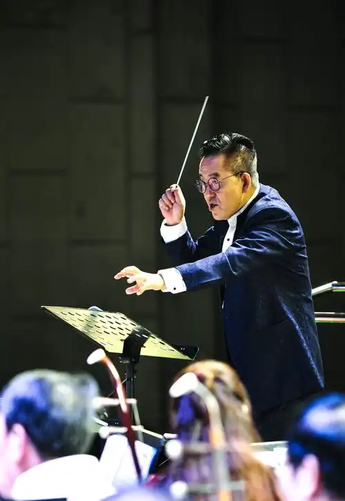 迷人的乐队指挥家