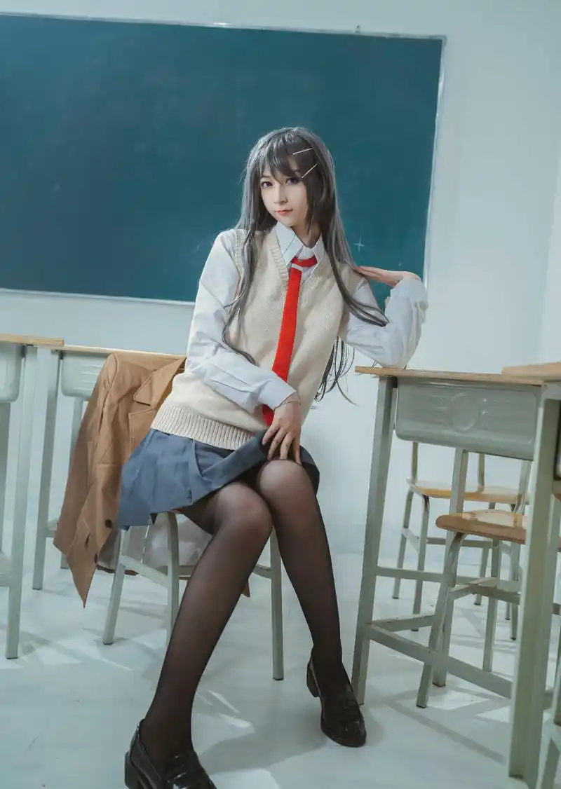 jk短裙配"黑丝"的麻衣学姐,坐姿太撩人,都没办法好好上课了