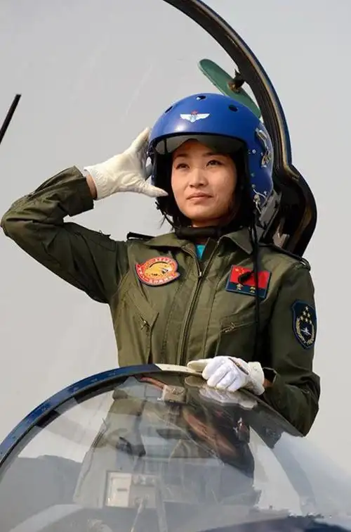 中国首位歼10女飞行员余旭:30岁跳伞失败牺牲,36万百姓痛哭送别_网易