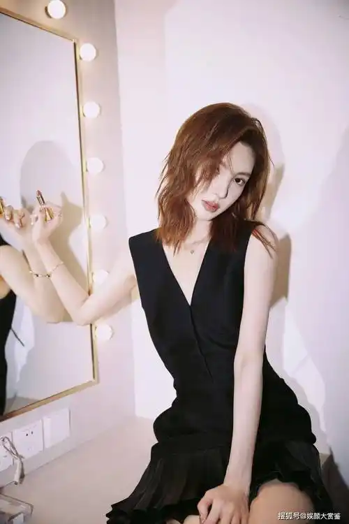 【金晨唯美写真】黑色v领短裙,甜美优雅,简约时尚_荣誉_造型_魅力