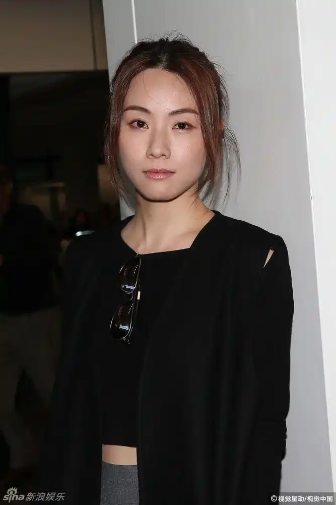 新浪娱乐讯 邓丽欣与方力申宣布分手后,一直身处外地疗伤的她27日终于