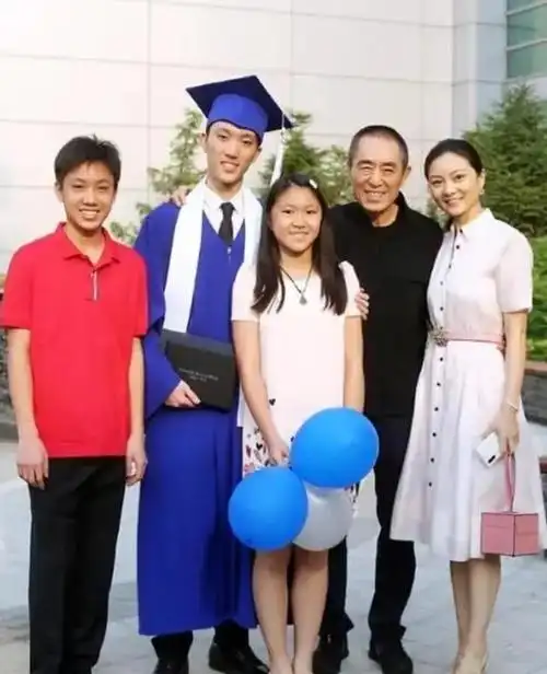 张艺谋儿子现身法国将与甄子丹19岁女儿出席舞会让人浮想连篇