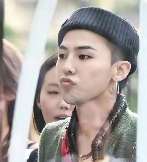 权志龙可爱小表情:嘟嘴小鸭子