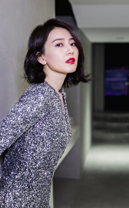 高圆圆小学证件照曝光,齐肩短发很清纯,天生丽质也被质疑整容?